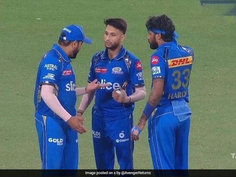 Hardik Pandya Watches On As Rohit Sharma Plots Final Over Strategy, Video Goes Viral